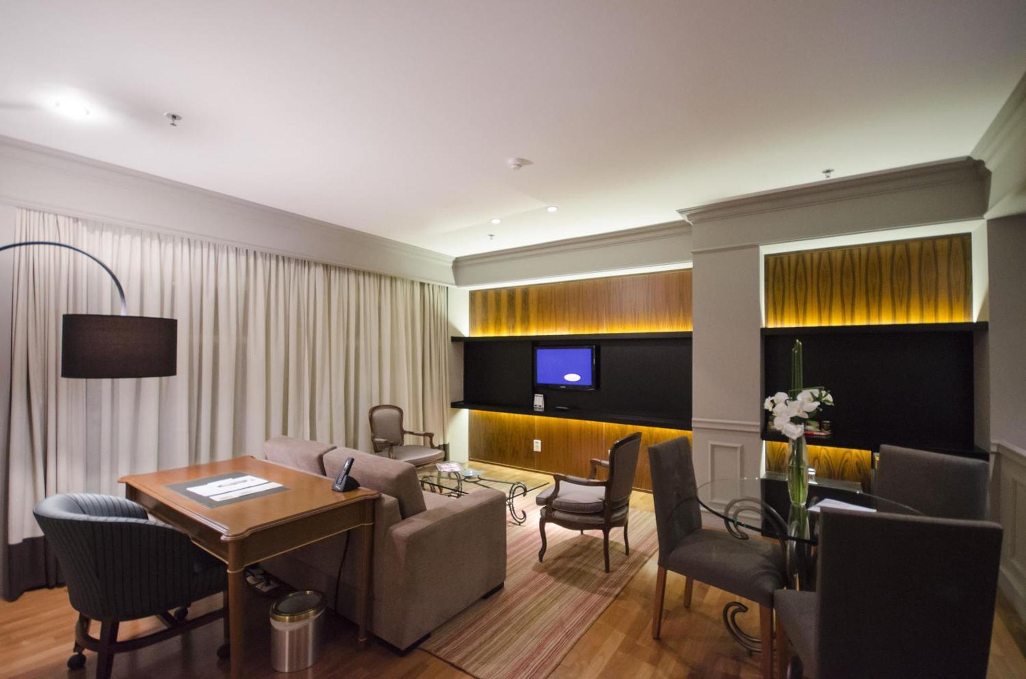 Hotel Gran Estanplaza Berrini São Paulo Pokoj fotografie A living room in a suite at the Mandarin Oriental, Santiago